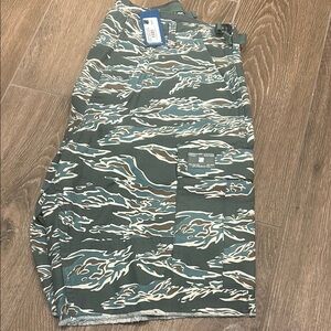 MENS NWT Undefeated Tiger Camo Cargo Shorts
